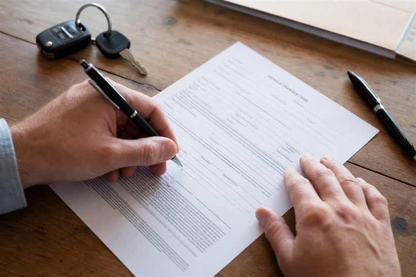 Documento de veículo sendo preenchido para transferência